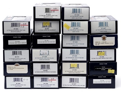 Lot 548 - Bachmann rolling stock and other items