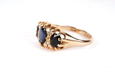 Lot 470 - A sapphire and diamond ring