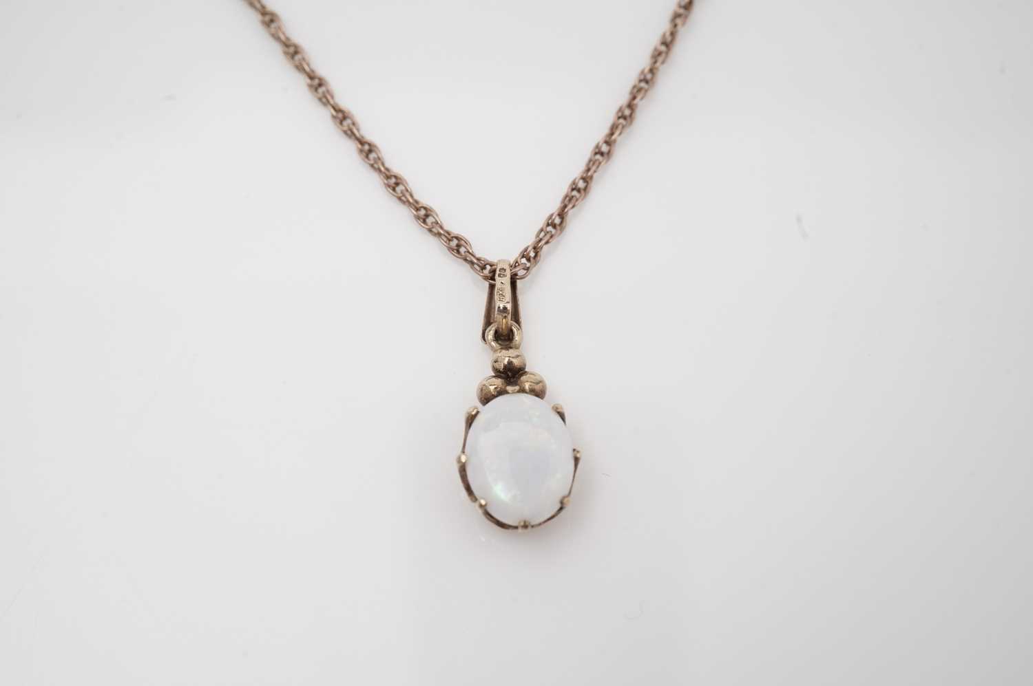 Lot 472 - An opal pendant