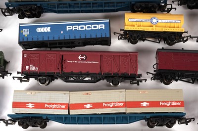 Lot 559 - A selection of unboxed railway rolling stock