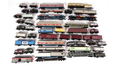 Lot 559 - A selection of unboxed railway rolling stock
