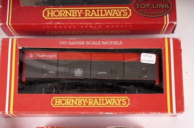 Lot 560 - Hornby 00-gauge model railway rolling stock