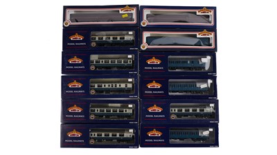 Lot 602 - Bachmann 00-gauge coaches