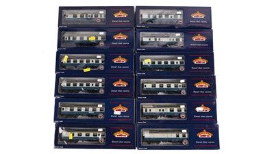 Lot 603 - Bachmann 00-gauge coaches