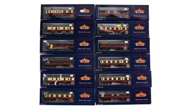 Lot 604 - Bachmann 00-gauge coaches