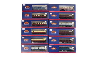 Lot 605 - Bachmann 00-gauge coaches