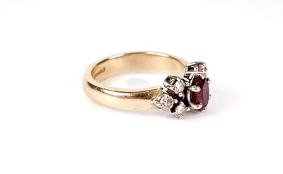 Lot 447 - A ruby and diamond ring
