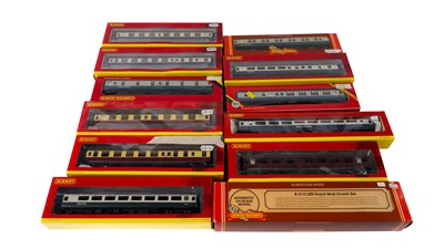 Lot 619 - Hornby 00-gauge coaches