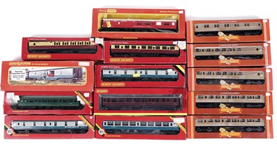 Lot 620 - Hornby 00-gauge coaches