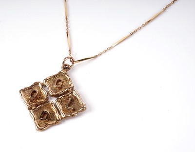 Lot 453 - A gold pendant on chain