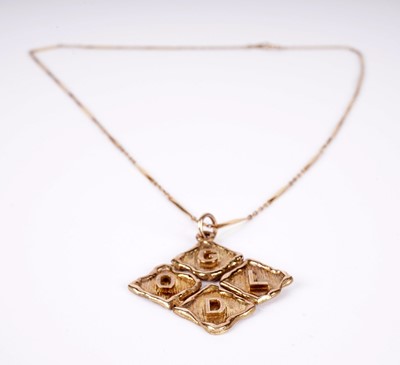 Lot 453 - A gold pendant on chain