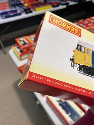 Lot 638 - Hornby 00-gauge diesel electric locomotive