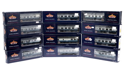 Lot 728 - Bachmann 00-gauge carriages