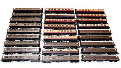 Lot 747 - Hornby, Tri-Ang and other carriages