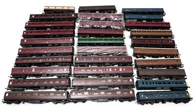 Lot 748 - A selection of 00-gauge carriages