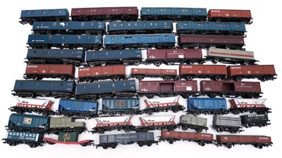 Lot 771 - A selection of 00-gauge rolling stock