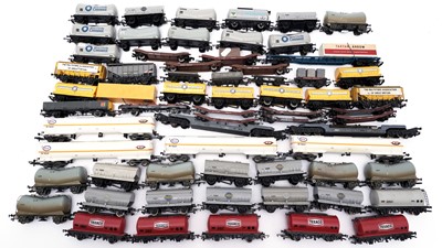 Lot 772 - A selection of 00-gauge rolling stock