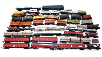 Lot 774 - A selection of 00-gauge rolling stock