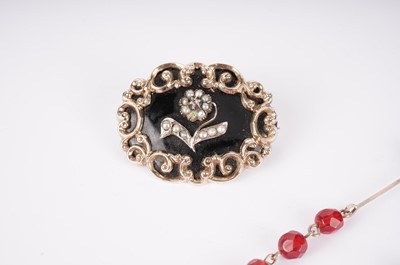 Lot 473 - A Victorian gold mourning brooch, and other jewellery