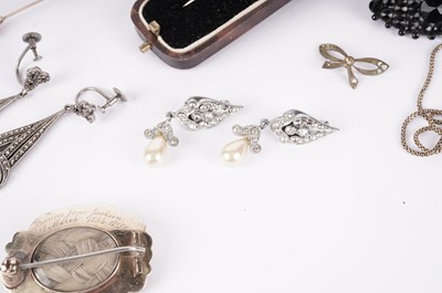 Lot 473 - A Victorian gold mourning brooch, and other jewellery