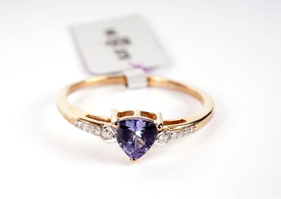 Lot 511 - A tanzanite and diamond ring