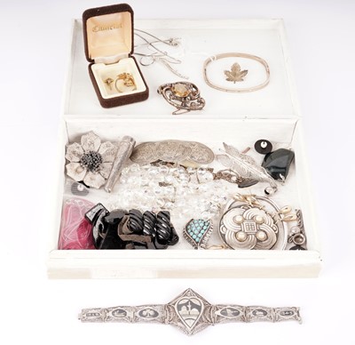 Lot 535 - A selection of silver items and costume jewellery