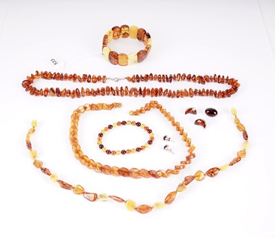 Lot 533 - A selection of amber jewellery