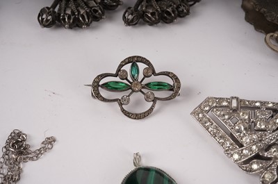 Lot 469 - A selection of jewellery and a carriage clock