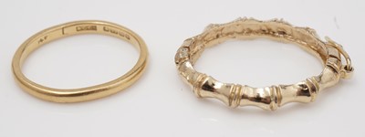 Lot 463 - A 22ct wedding band and a pendant