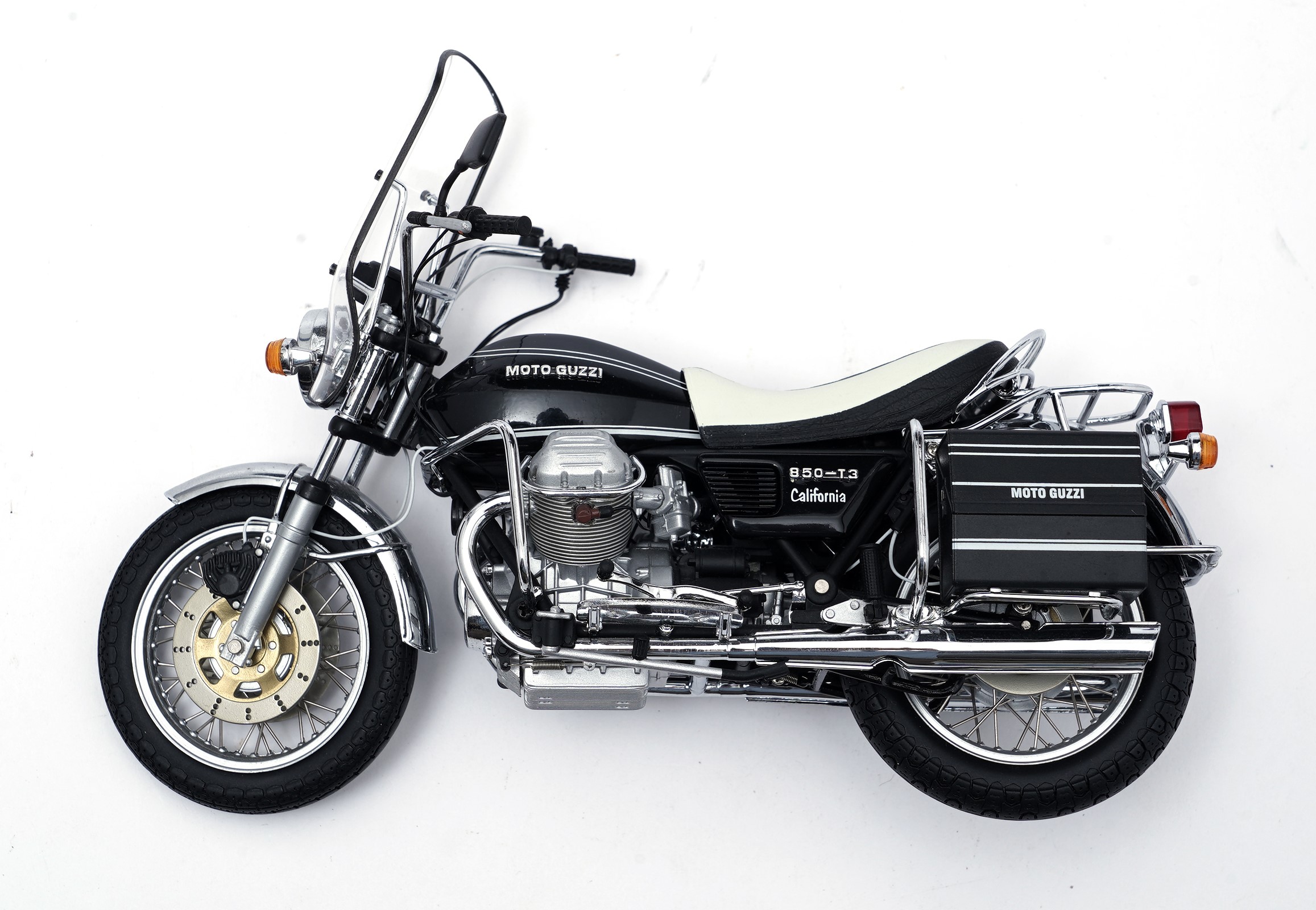 Lot 895 - Minichamps Moto GUZZI California 850-T3,