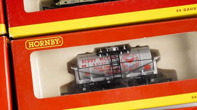 Lot 513 - Hornby 00-gauge rolling stock