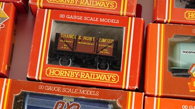 Lot 525 - Hornby Railways 00-gauge rolling stock