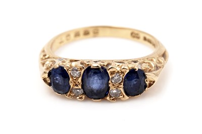 Lot 446 - A sapphire and diamond ring