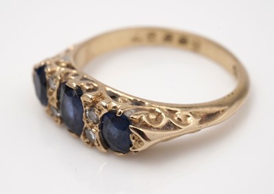 Lot 446 - A sapphire and diamond ring