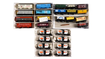 Lot 542 - A selection of 00-gauge rolling stock, various makers