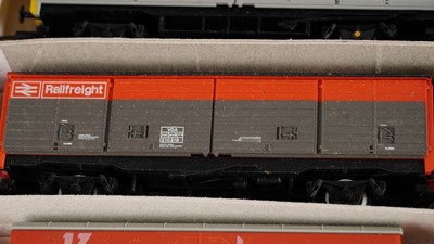 Lot 542 - A selection of 00-gauge rolling stock, various makers