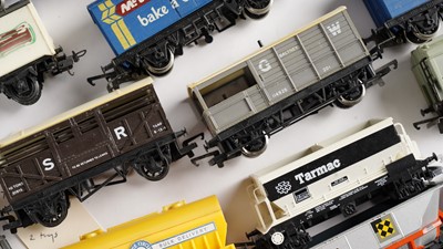 Lot 543 - A selection of 00-gauge rolling stock, various makers