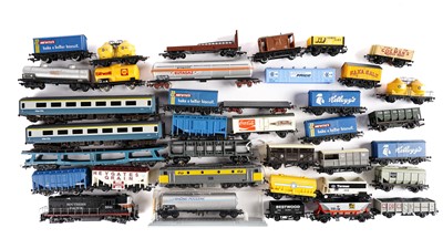 Lot 543 - A selection of 00-gauge rolling stock, various makers