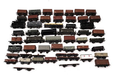 Lot 786 - A selection of 00-gauge rolling stock