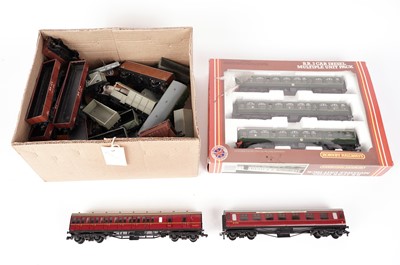 Lot 806 - A Hornby R.687 B.R. 3 Car Diesel Multiple Unit Pack and a selection of loose rolling stock