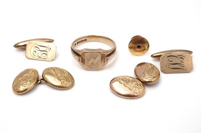 Lot 434 - A selection of 9ct yellow gold jewellery