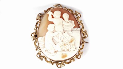 Lot 712 - A Victorian carved shell cameo brooch