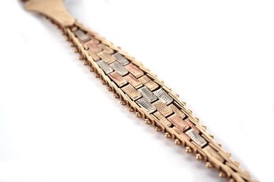 Lot 353 - A tri-colour 9ct gold bracelet