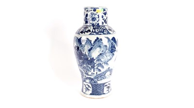 Lot 752 - Chinese blue and white vase