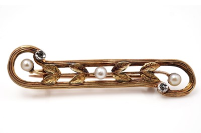 Lot 423 - An early 20th Century gold, diamond and pearl brooch
