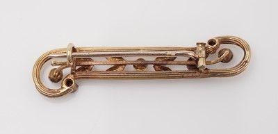 Lot 423 - An early 20th Century gold, diamond and pearl brooch