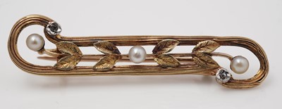 Lot 423 - An early 20th Century gold, diamond and pearl brooch