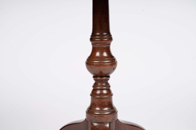 Lot 926 - A Georgian mahogany tripod wine table