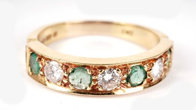 Lot 1239 - An emerald and diamond ring