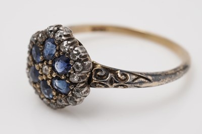 Lot 425 - A Victorian sapphire and diamond cluster ring